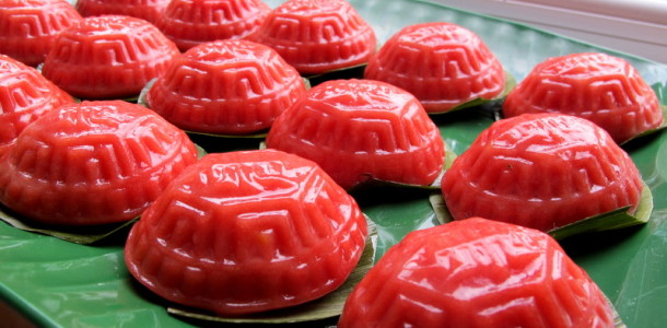 Một loại bánh hình con rùa làm từ gạo np và nhân ngọt bên trong bánh có hình con rùa vì người Trung Quốc tin rằng ăn rùa sẽ sống thọ và mang đn may mắn 