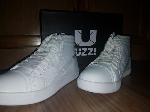 2 Uzlzzy Thực chất là Uzzi là một hãng giày tại Ý của nhà thit k Michael Kees