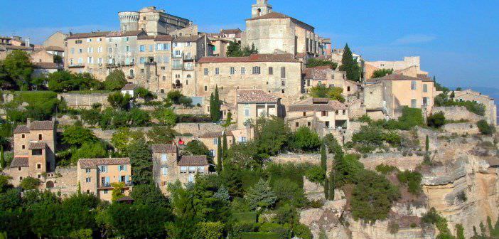 Sam Y không quên đặt chân đn ngôi làng les Baux de Provence nằm trên một hòn đá ở độ cao 245 mét là trung tâm lịch sử của bảo tàng của santons Hôtel des Porcelets ngôi nhà đẹp của th kỷ 16 nhà thờ St Vincent với lối kin trúc Roman độc đáo