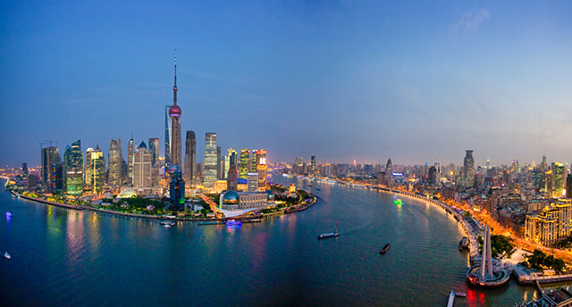 BNNWGT China Shanghai town city blocks of flats high-rise buildings city skyline Huangpu river flow Pudong evening travel traveling