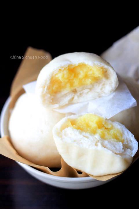 bánh Custard từ gốc là túi cát trắng là tên một loại bánh nổi ting của tỉnh Quảng Đông của Trung Quốc