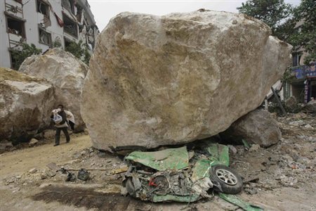 Chic xe taxi bị đè bẹp dưới tảng đá khổng lồ