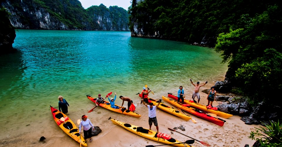 kayaking-in-halong-bay